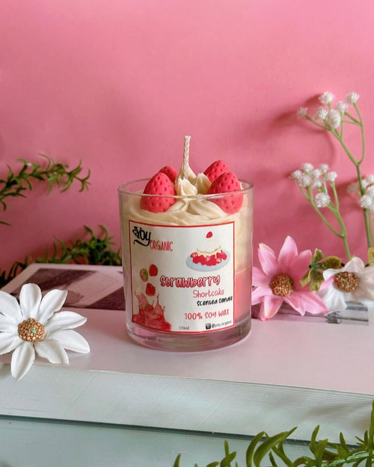 شمعة كعكة الفراولة القصيرة