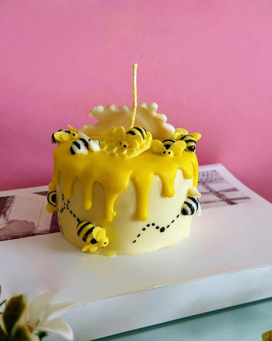 شمعة كعكة الجبن النحلة